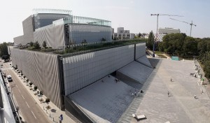 1230px-Centrum_Spotkania_Kultur,_Plac_Teatralny,_Lublin_2018-08-30